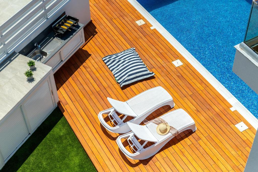 Keter Atlantic Sun Lounger - White- 2 Pack