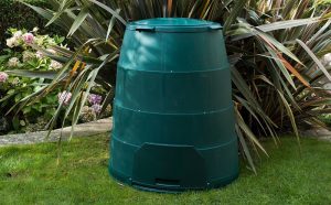 Read more about the article Choosing a Compost Bin or a Compost Tumbler
